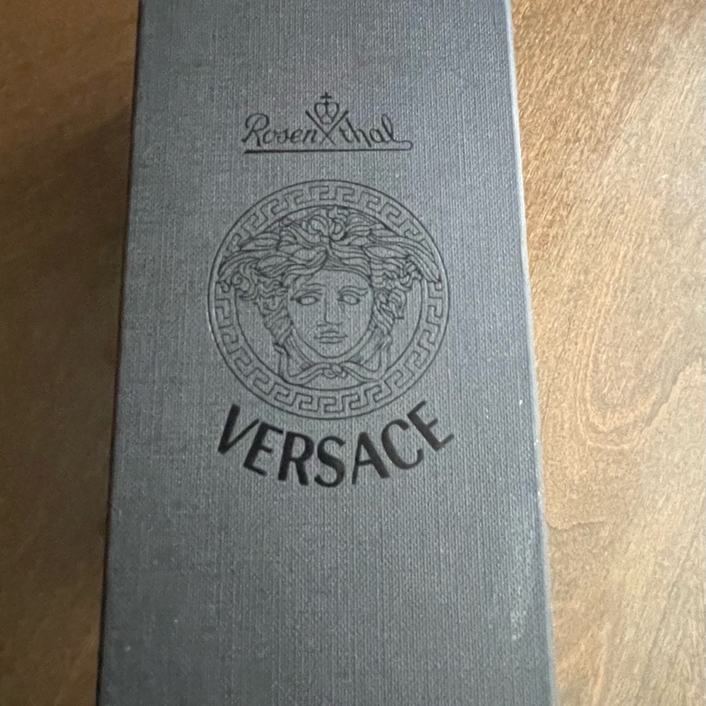 Vintage Collectors Versace Rosenthal Medusa Head
Crystal Bottle Stopper. Ameth. - Picture 7 of 9